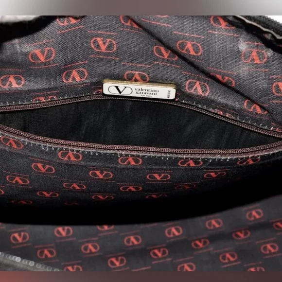 Valentino Garavani: Black Leather Boston Bag - Picture 10 of 12